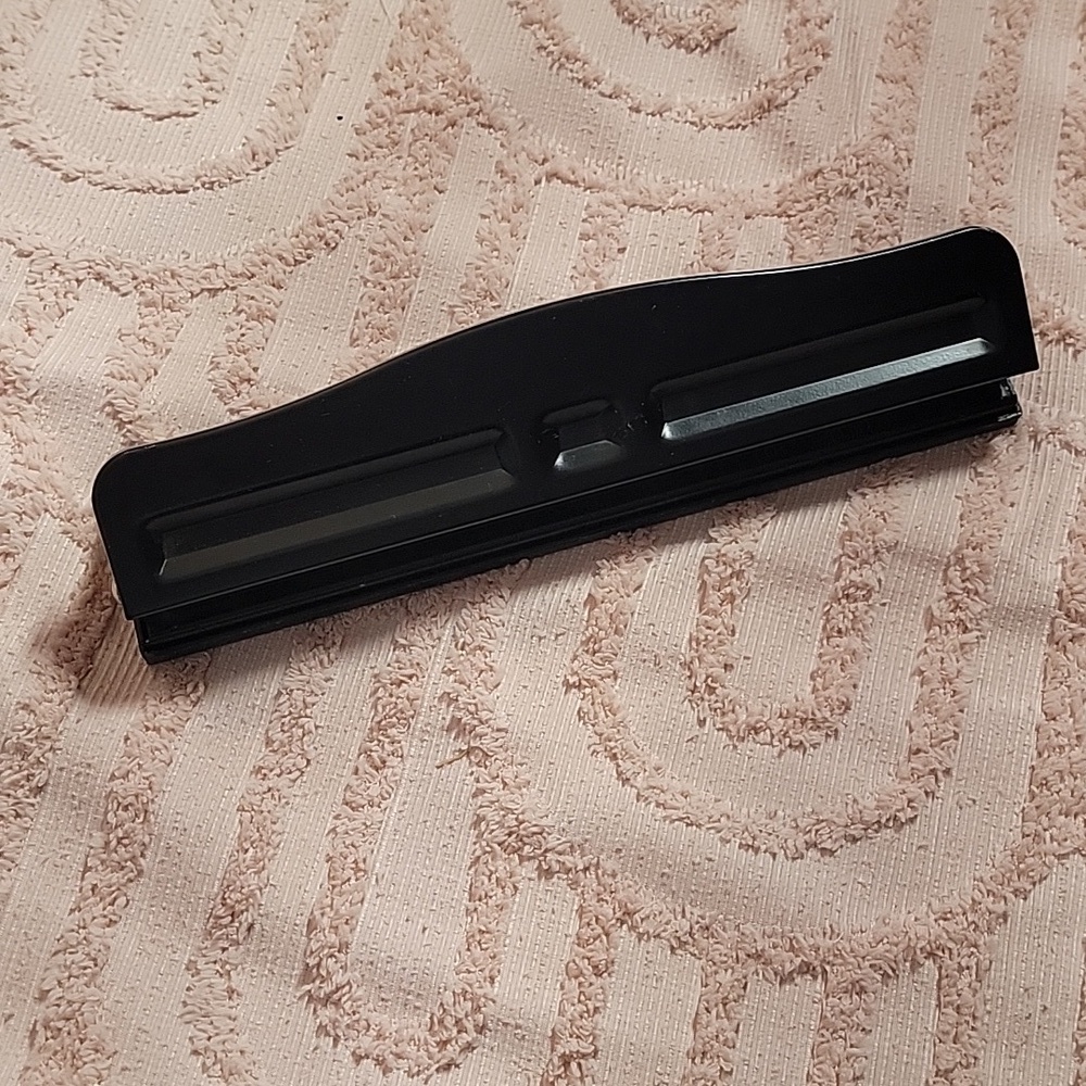 JAM Metal Paper 3 Hole Punch, black. 10 sheet capacity.‎